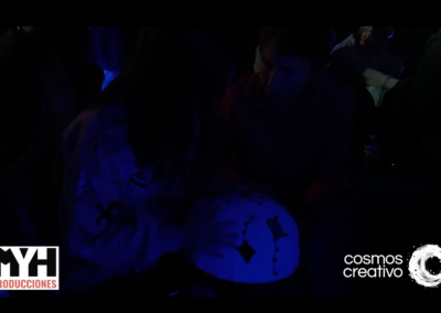 Momento de la función con público diverso